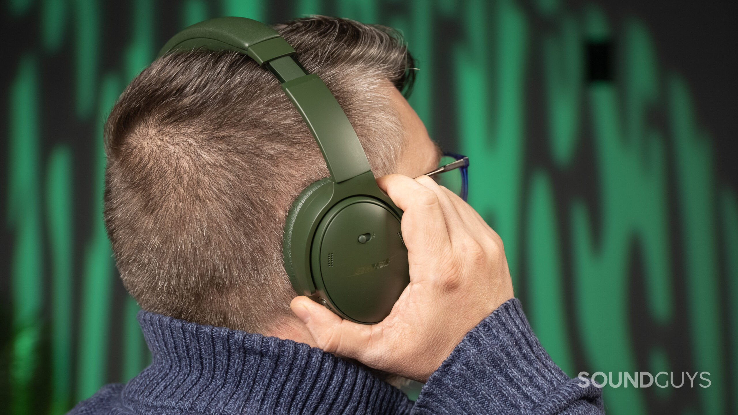 A man wears the Bose QuietComfort Headphones.