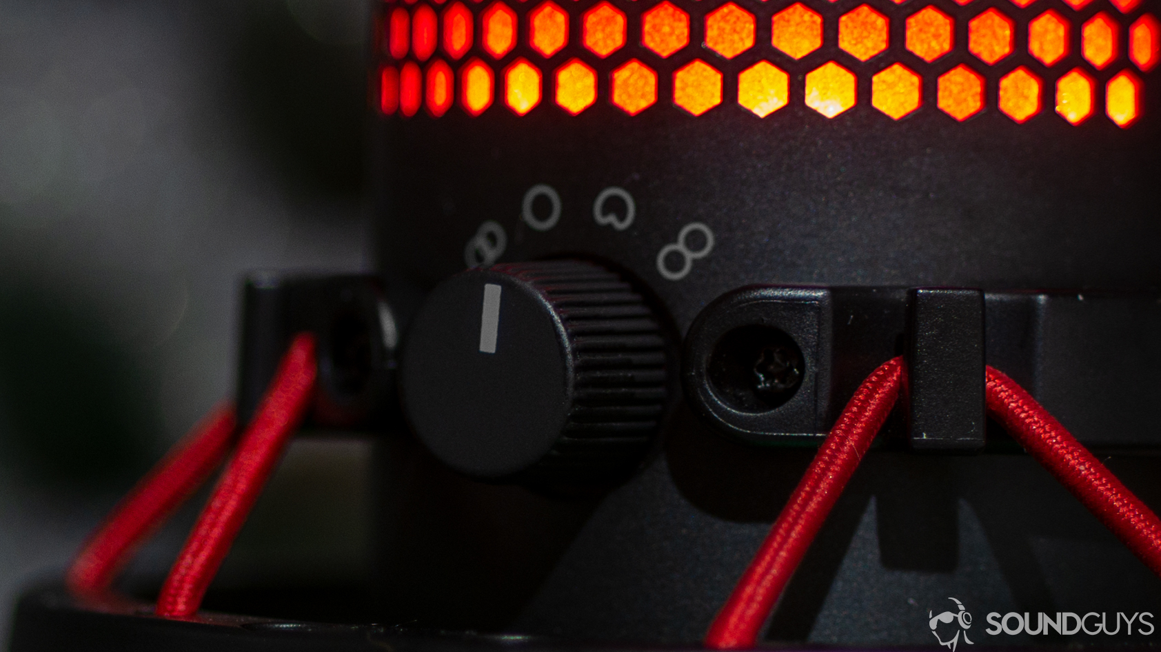 A photo of the polar pattern switcher knob of the HyperX Quadcast.