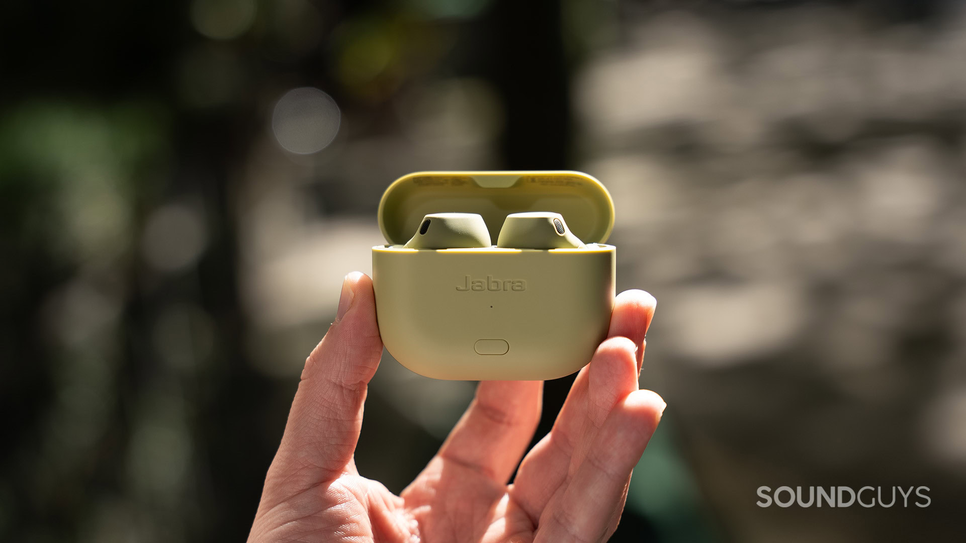 A hand holds the Jabra Elite 8 Active Gen 2.