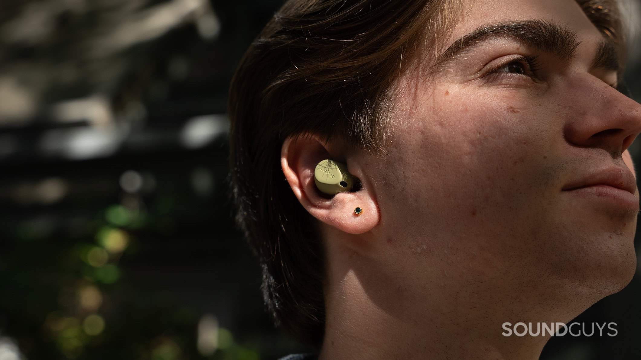 A man wears the Jabra Elite 8 Active Gen 2.