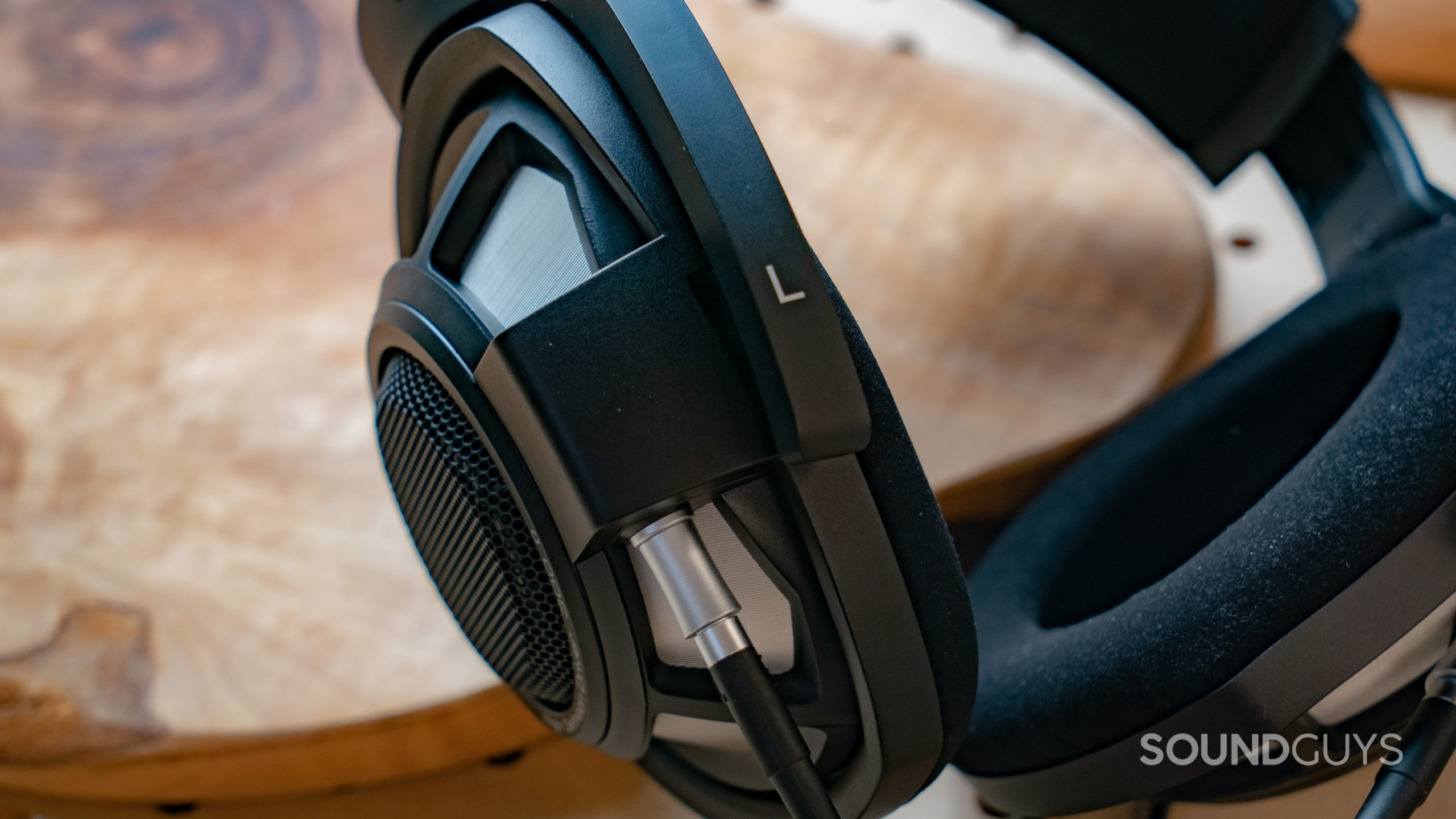 A photo of the earcup interconnect of the Sennheiser HD 800 S.