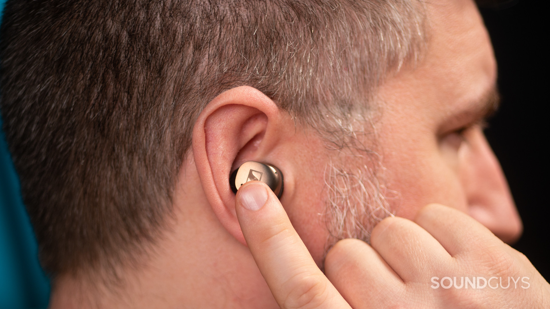 A man listening to the Sennheiser MOMENTUM True Wireless 4.