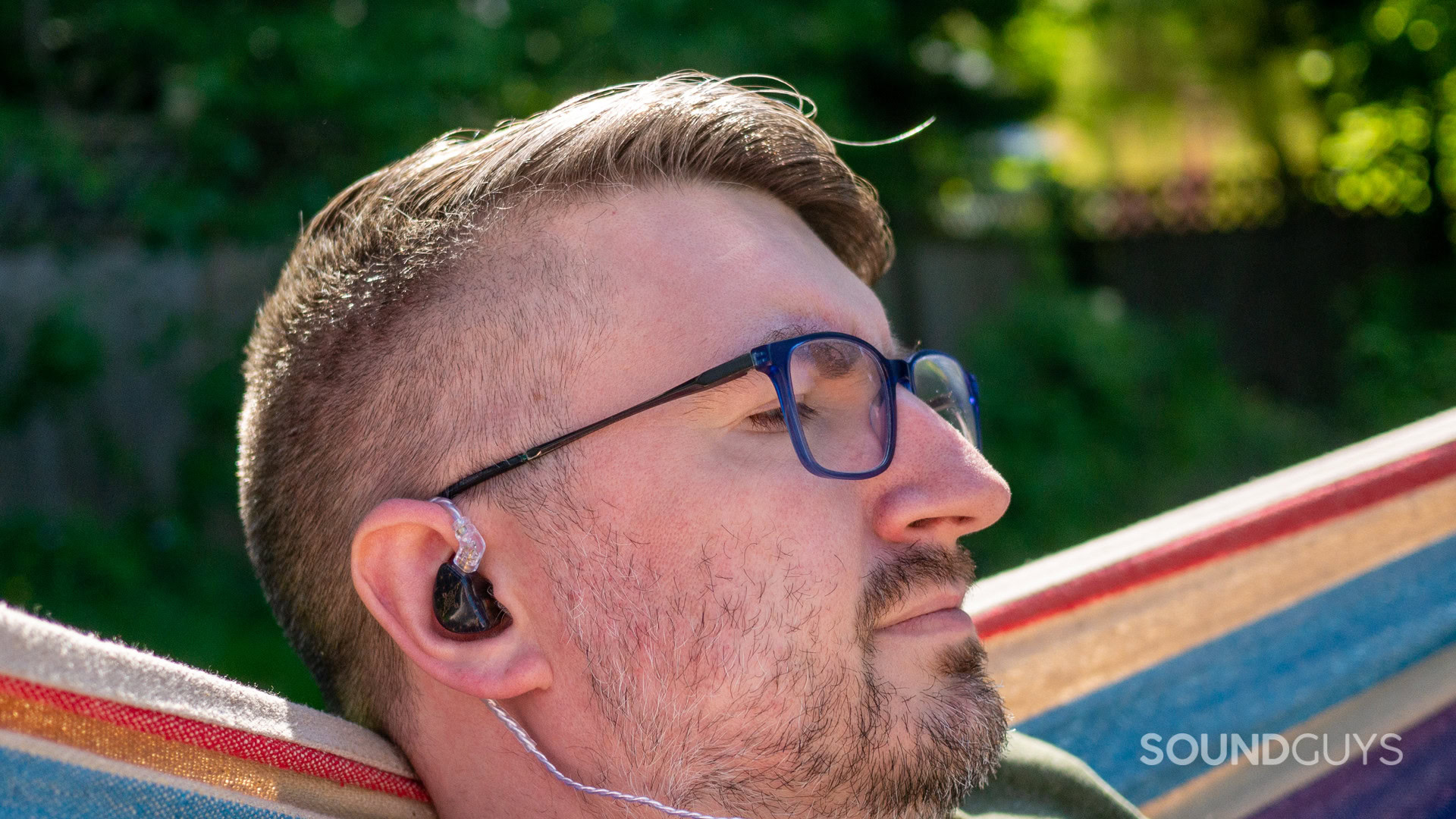 A photo of a man in a hammock listening to the Tangzu Wan'er S.G.