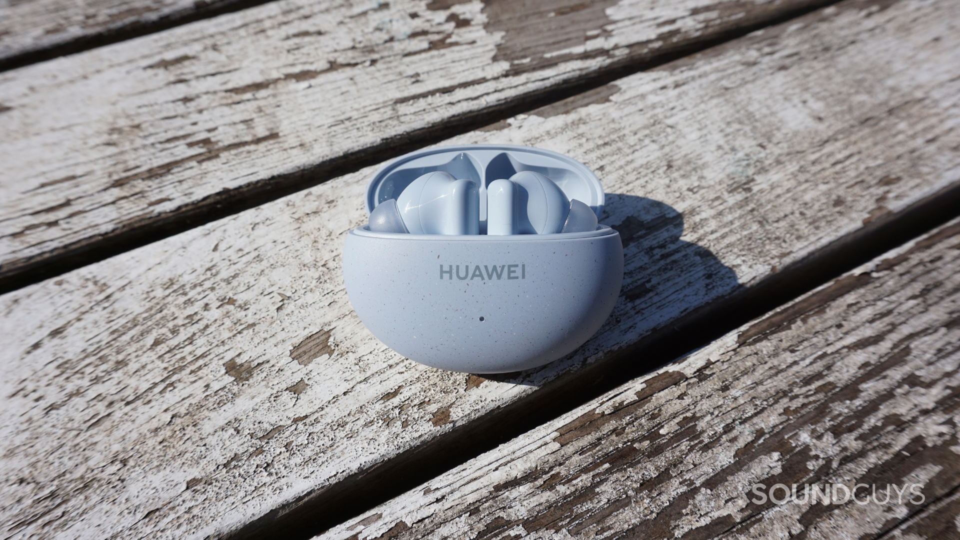 A photo of the HUAWEI FreeBuds 5i.